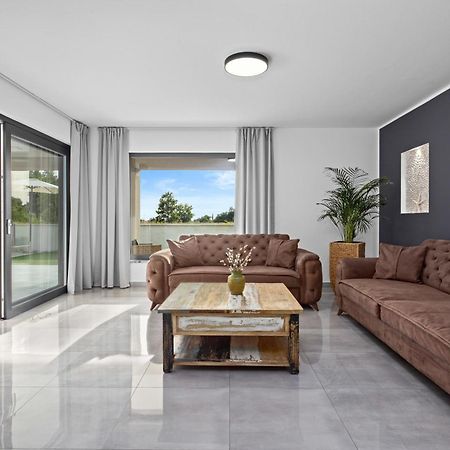 Special Offer! New Luxury Apartment With Pool, Fitness, Outdoor Bar&Grill Buje Luaran gambar
