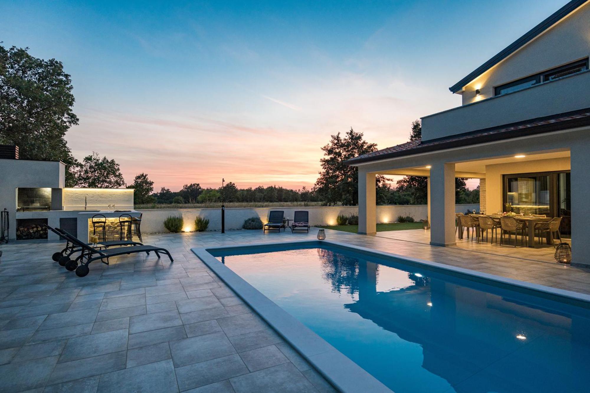 Special Offer! New Luxury Apartment With Pool, Fitness, Outdoor Bar&Grill Buje Luaran gambar