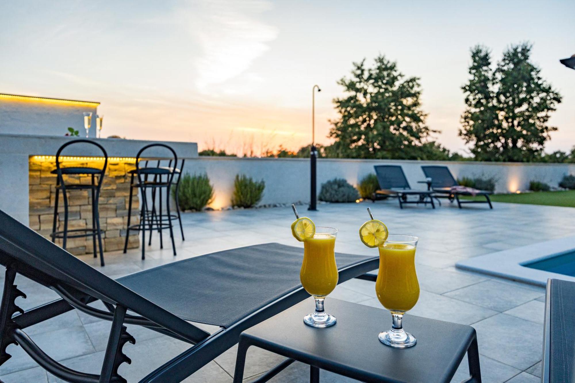 Special Offer! New Luxury Apartment With Pool, Fitness, Outdoor Bar&Grill Buje Luaran gambar