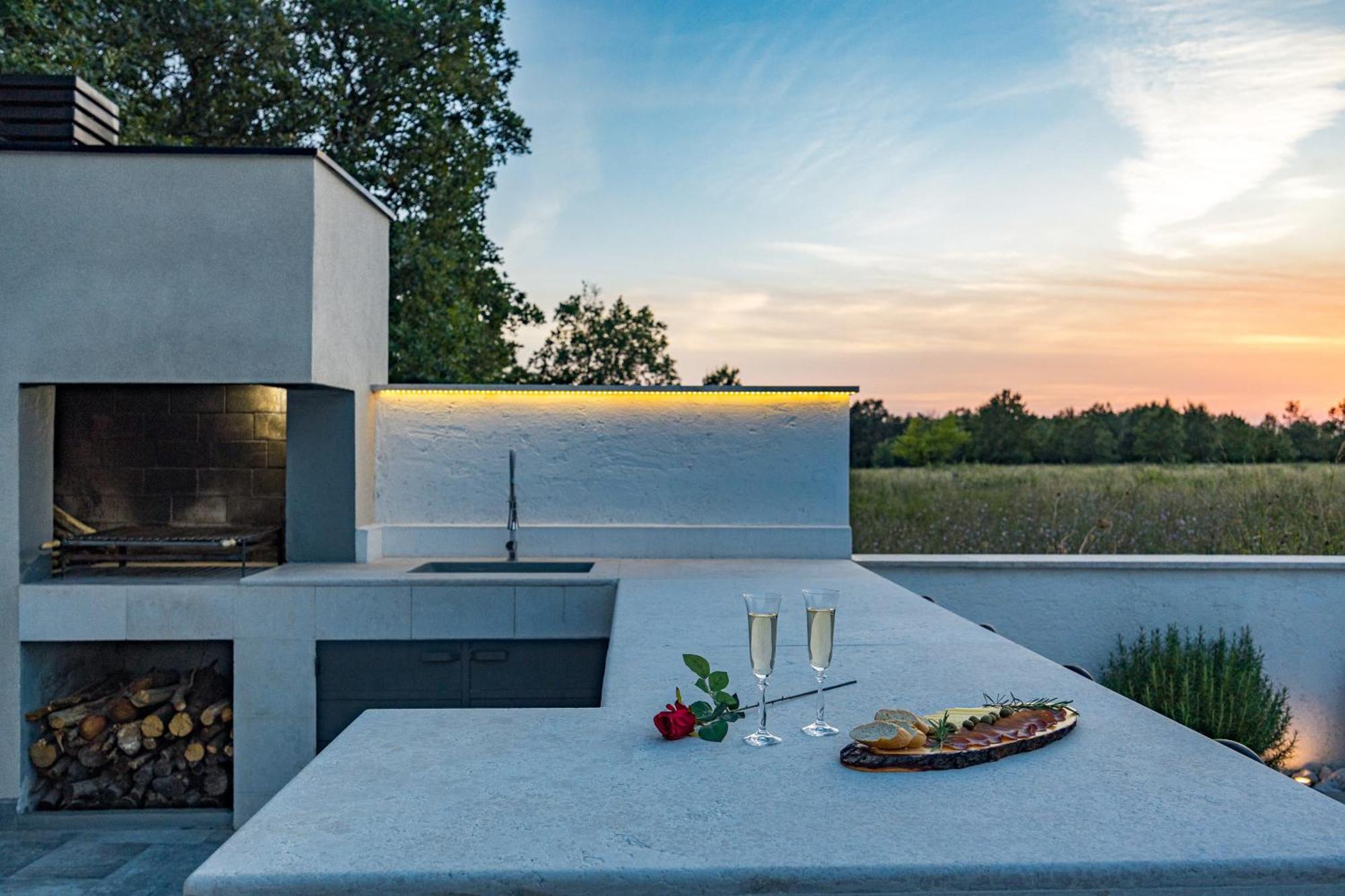 Special Offer! New Luxury Apartment With Pool, Fitness, Outdoor Bar&Grill Buje Luaran gambar