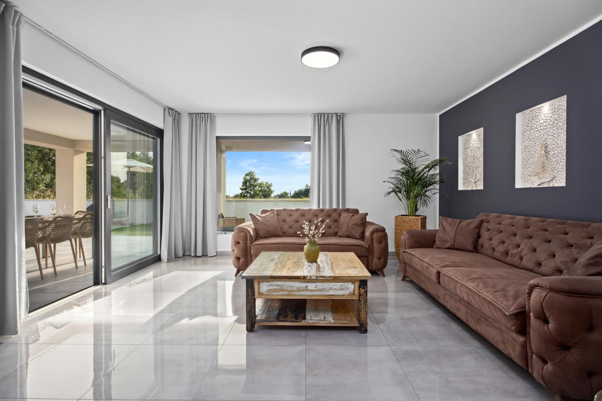 Special Offer! New Luxury Apartment With Pool, Fitness, Outdoor Bar&Grill Buje Luaran gambar