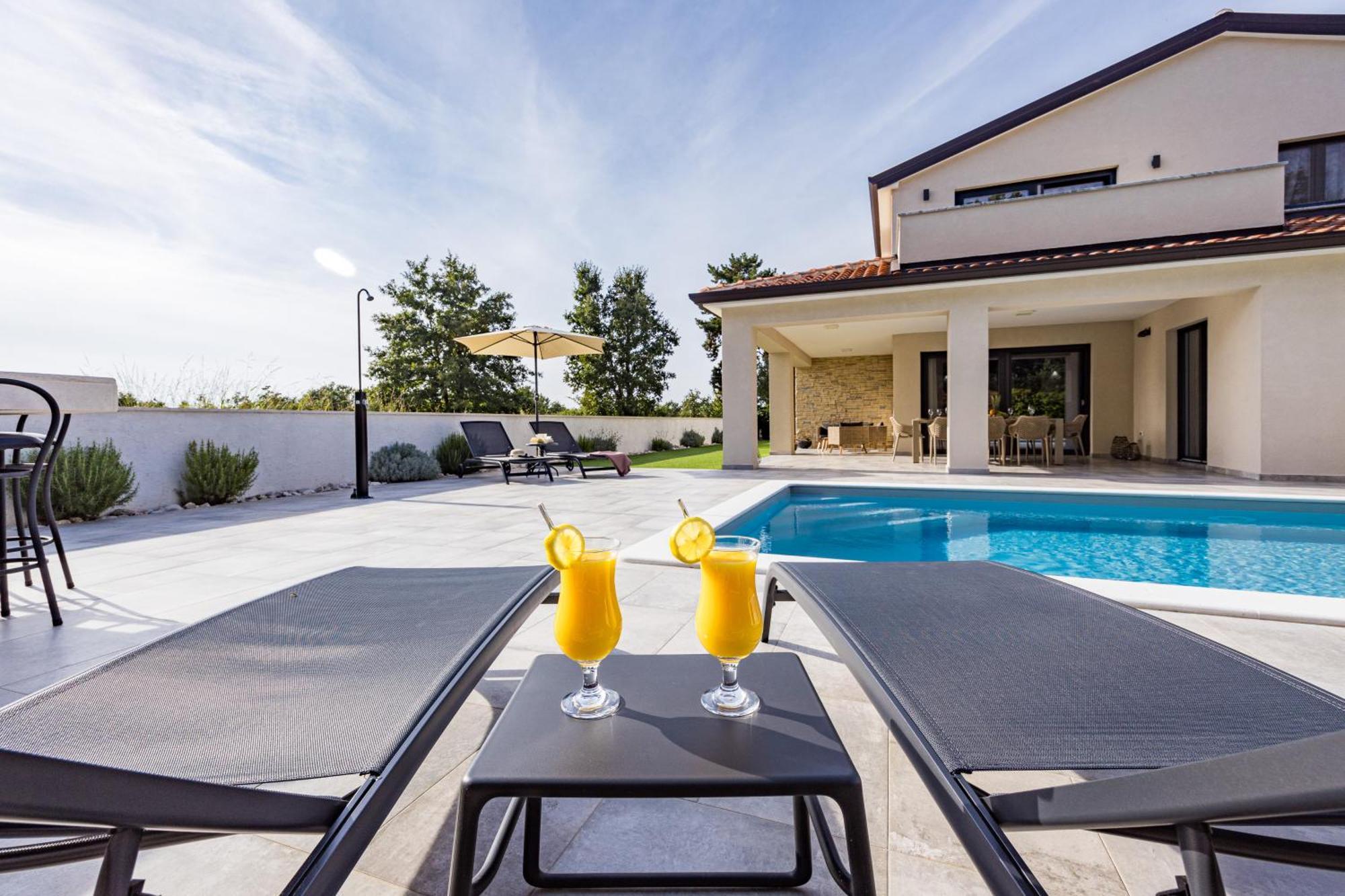 Special Offer! New Luxury Apartment With Pool, Fitness, Outdoor Bar&Grill Buje Luaran gambar