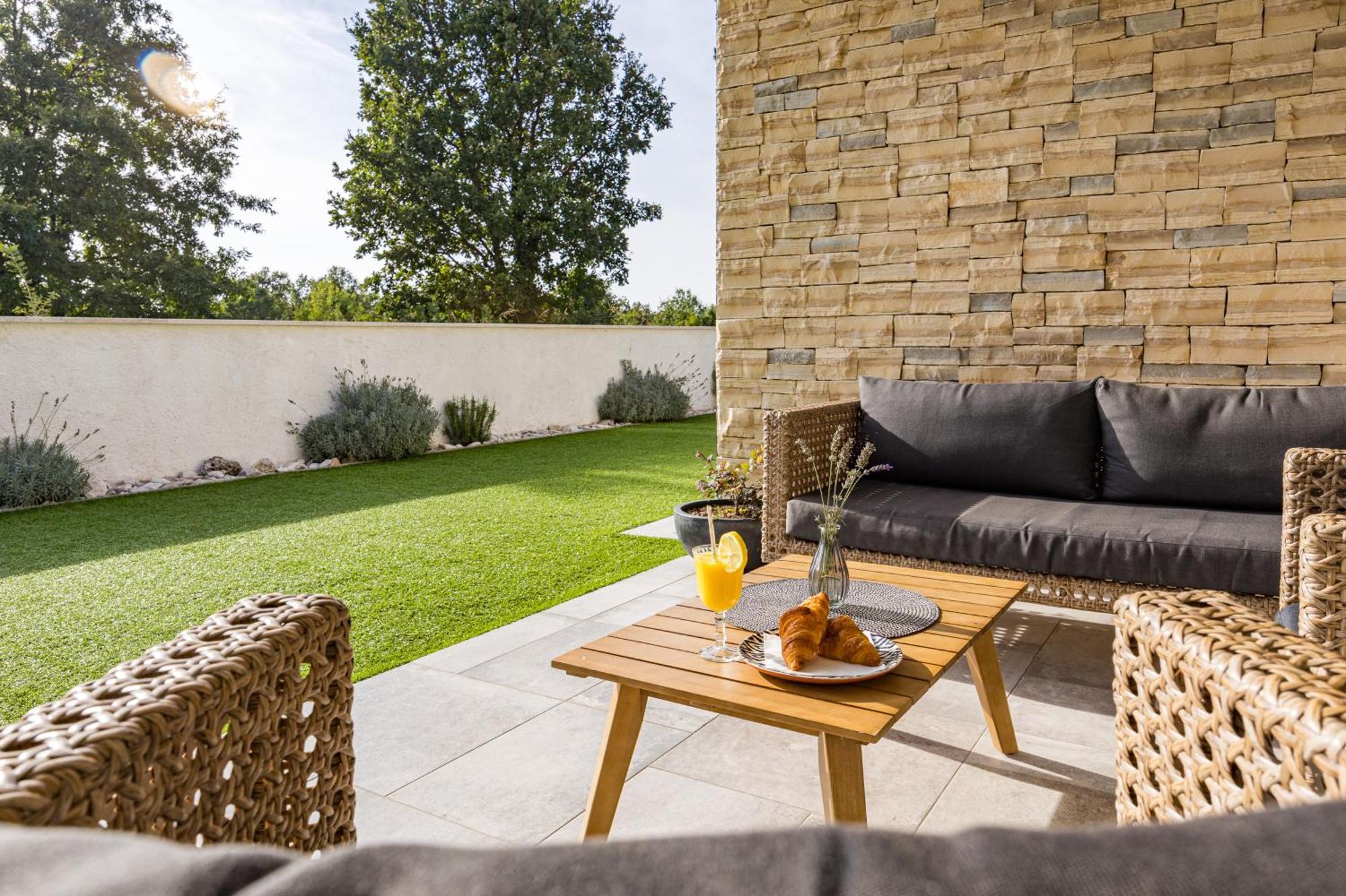 Special Offer! New Luxury Apartment With Pool, Fitness, Outdoor Bar&Grill Buje Luaran gambar