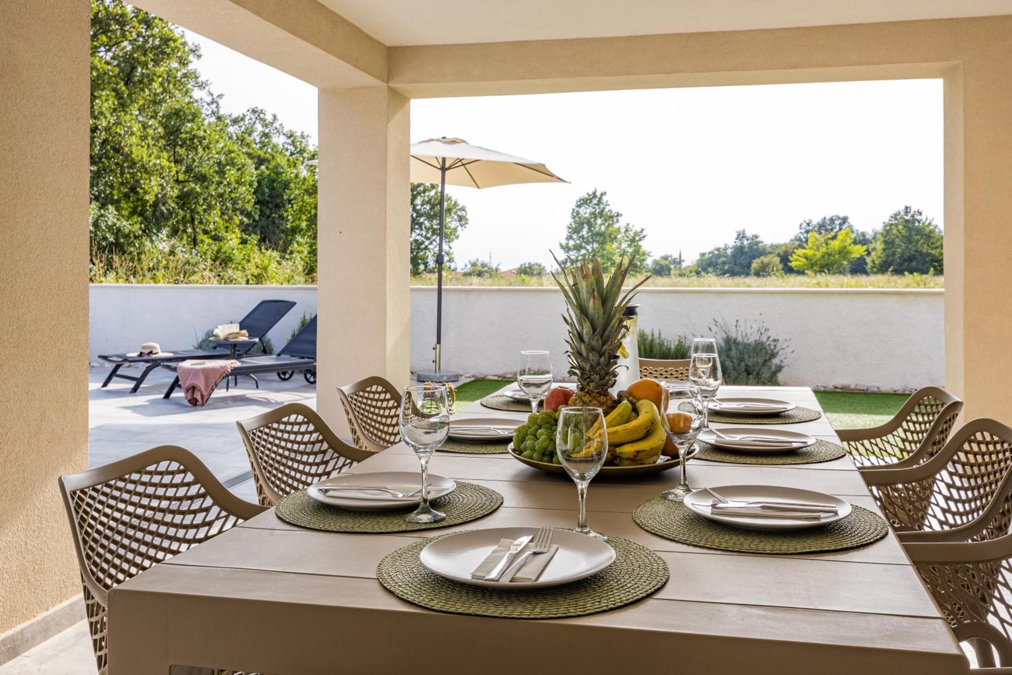Special Offer! New Luxury Apartment With Pool, Fitness, Outdoor Bar&Grill Buje Luaran gambar